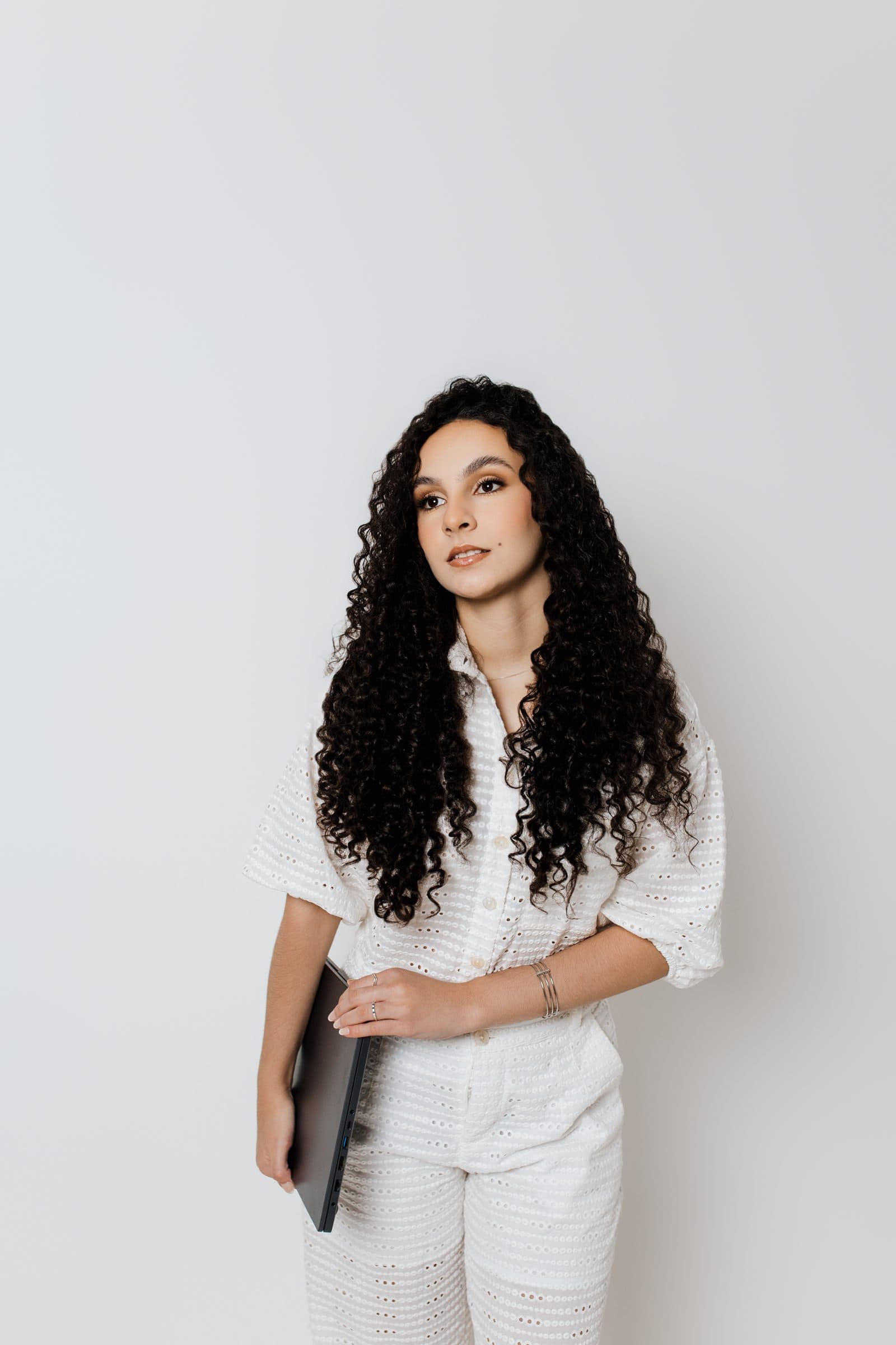 Ana Clara com portfólio — Identidade Visual