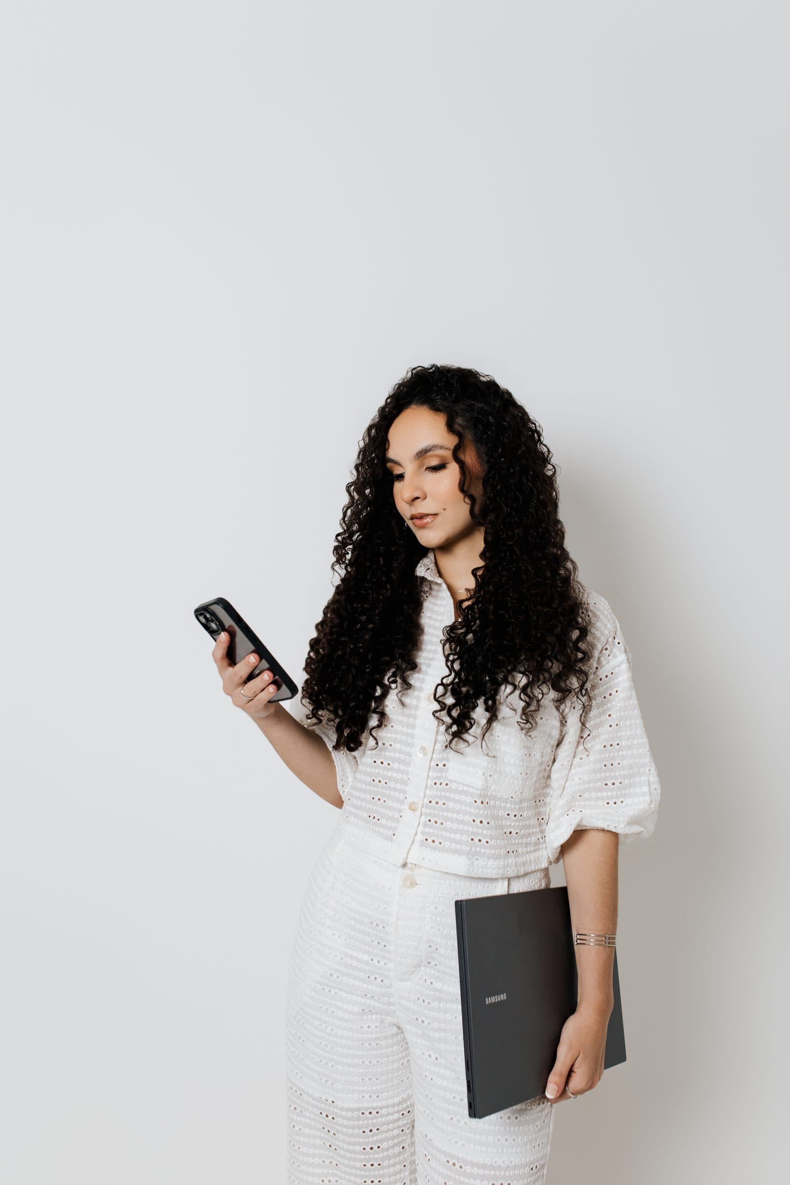 Ana Clara com celular — Social Media