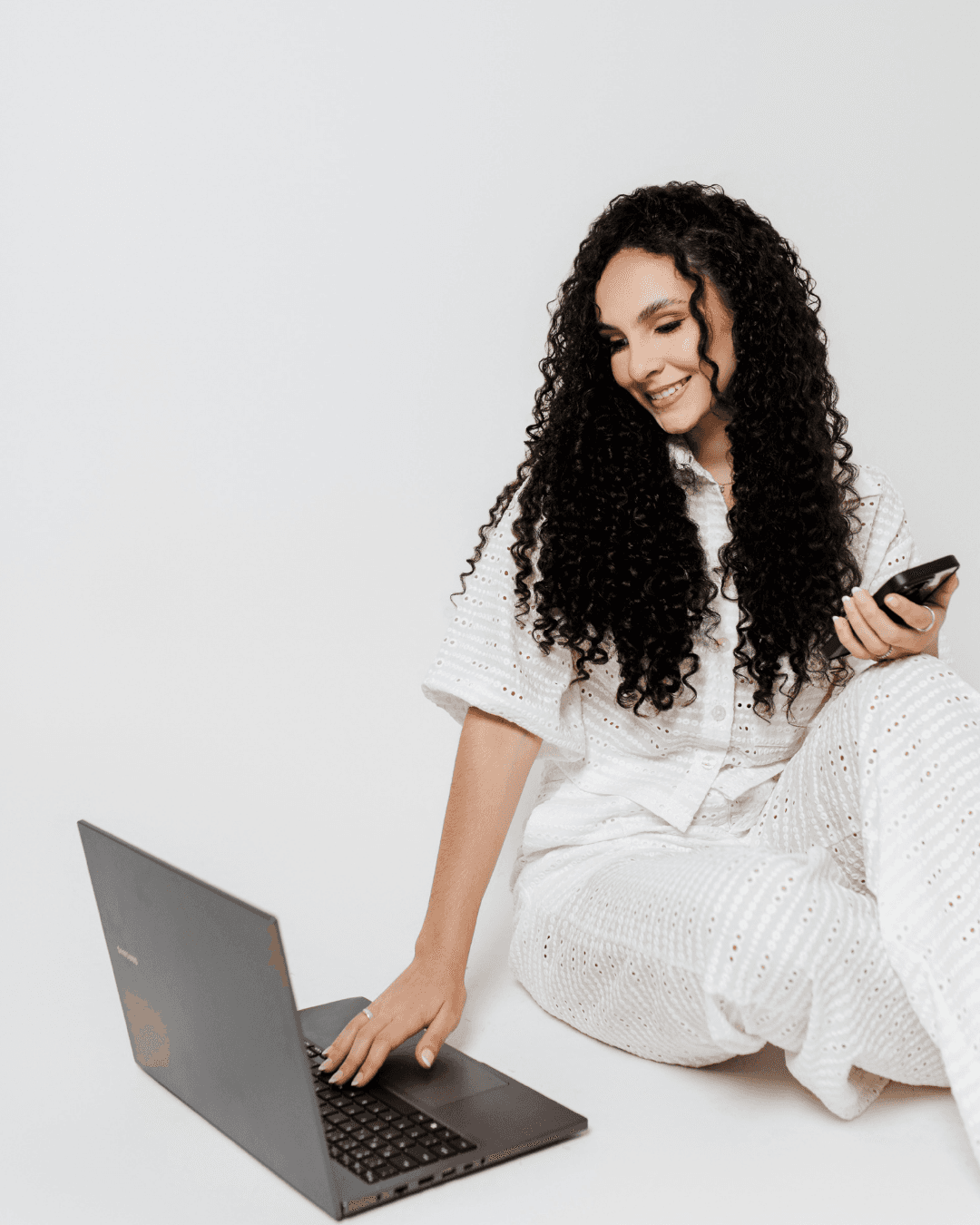 Ana Clara com laptop — Design de Post